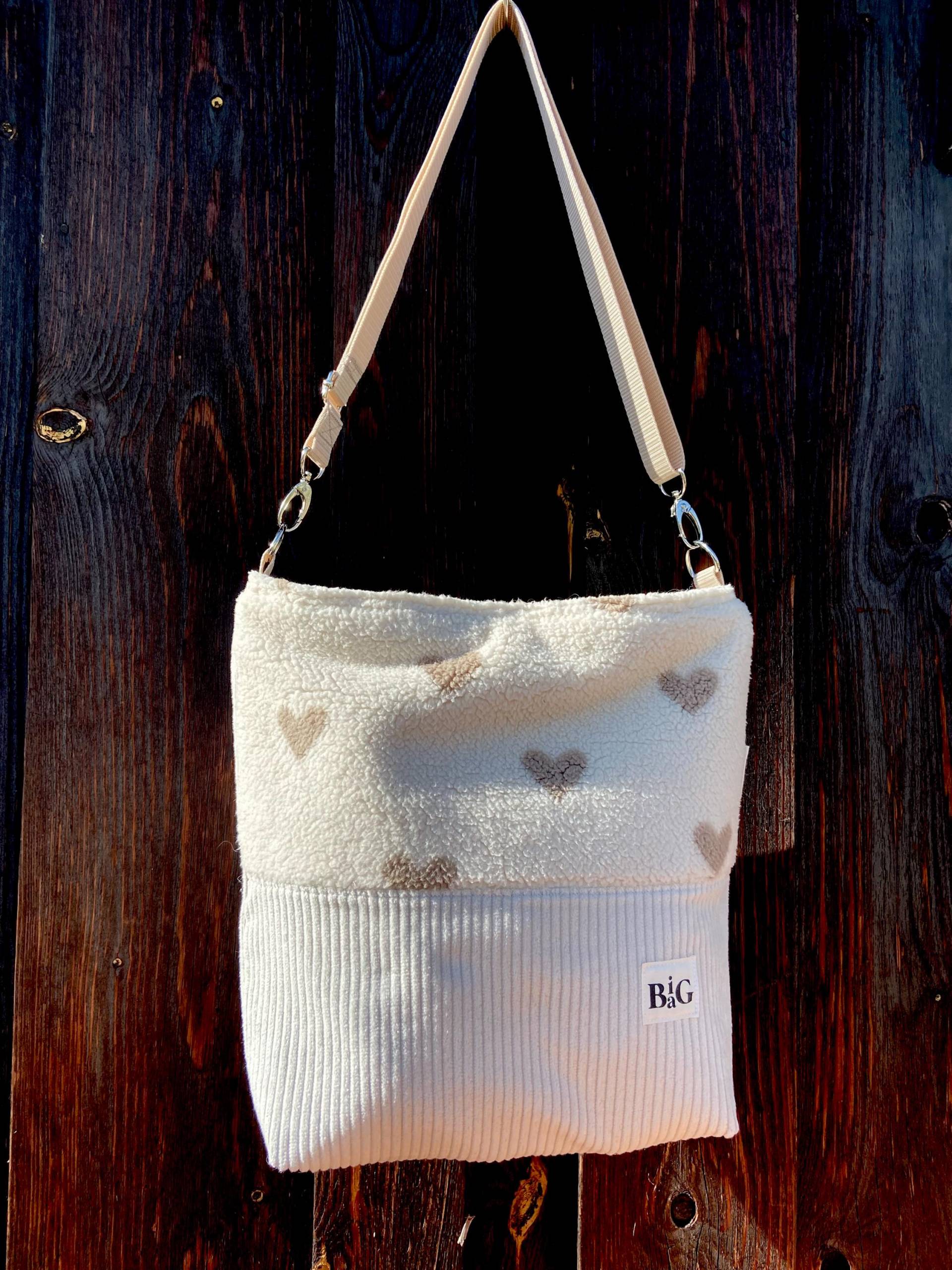 Cordtasche Mit Teddystoff Umhängetasche Schultertasche Crossbody Innenfach Reißverschluss Herztasche Plüschtasche Shopper Cordshopper von GeschenkeEckerl