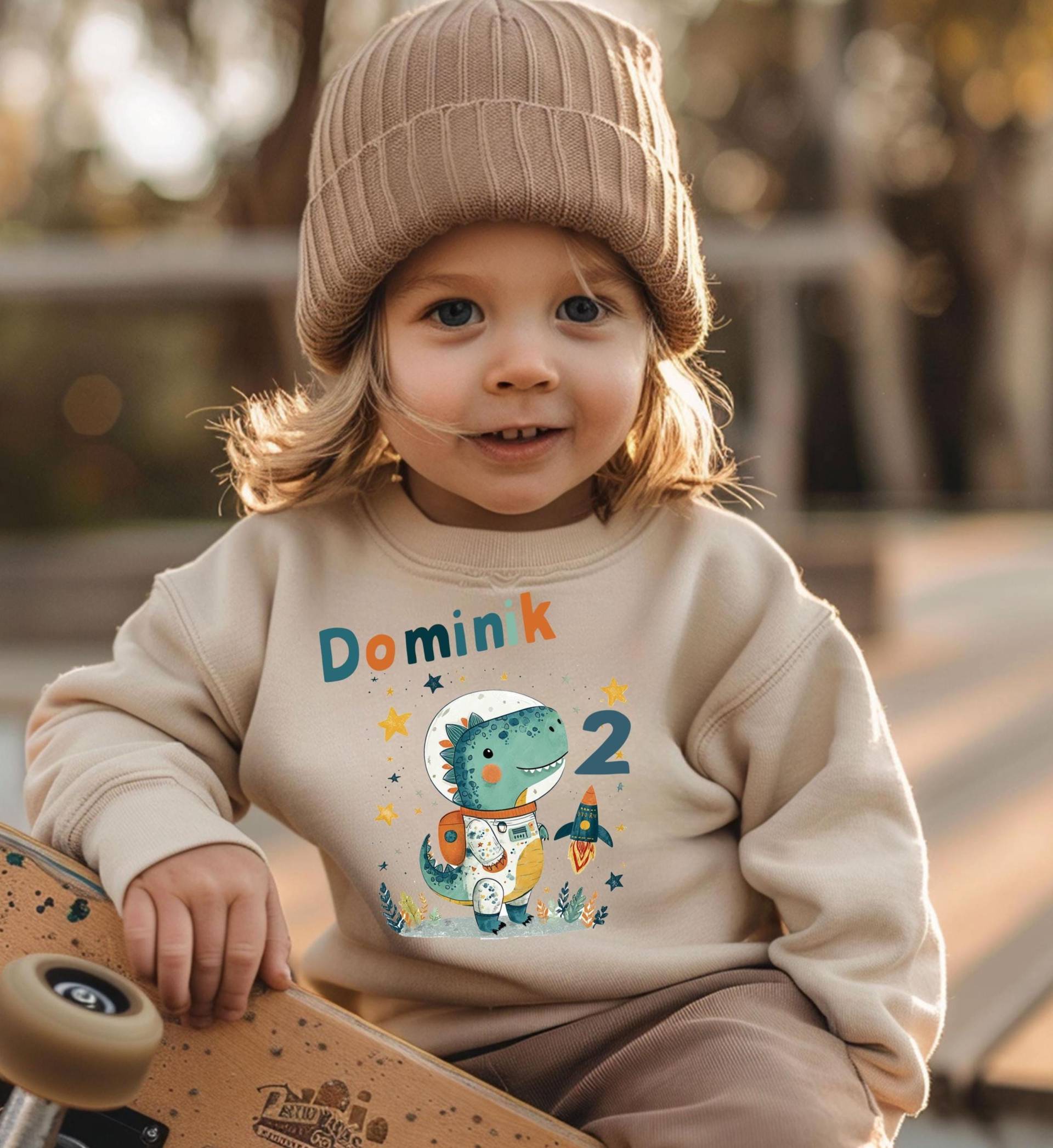 Sweatshirt Sweater Personalisiert Mit Namen, Zahl/Dino Weltall von Geschenkekastl