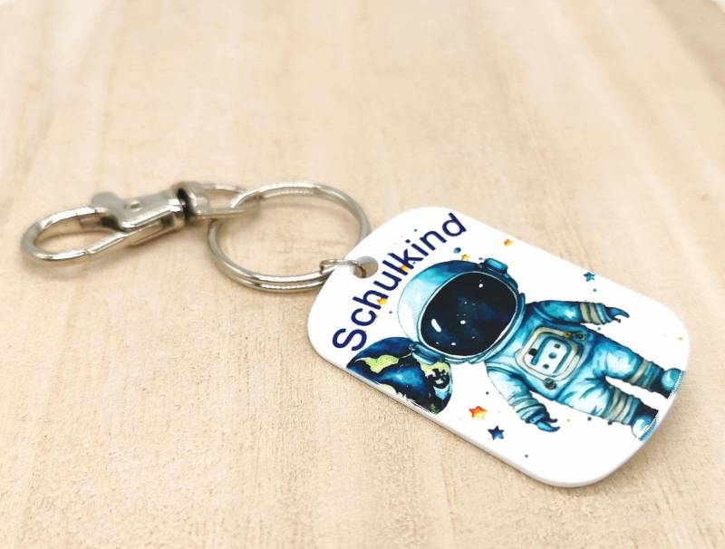 Schlüsselanhänger Astronaut Schulkind Mit Name Junge Geschenk Einschulung Geburtstag Taschenbaumler Ranzenbaumler von Geschenkelaedchen