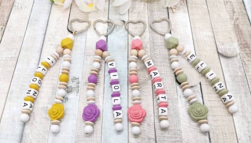 Schlüsselanhänger Mit Name Mädchen Jungen Rose Taschenbaumler Geschenk von Geschenkelaedchen