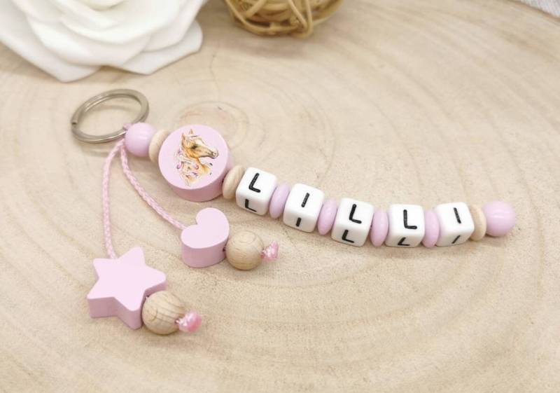 Schlüsselanhänger Mit Name Pferd Mädchen Taschenbaumler Namensanhänger Geschenkidee von Geschenkelaedchen