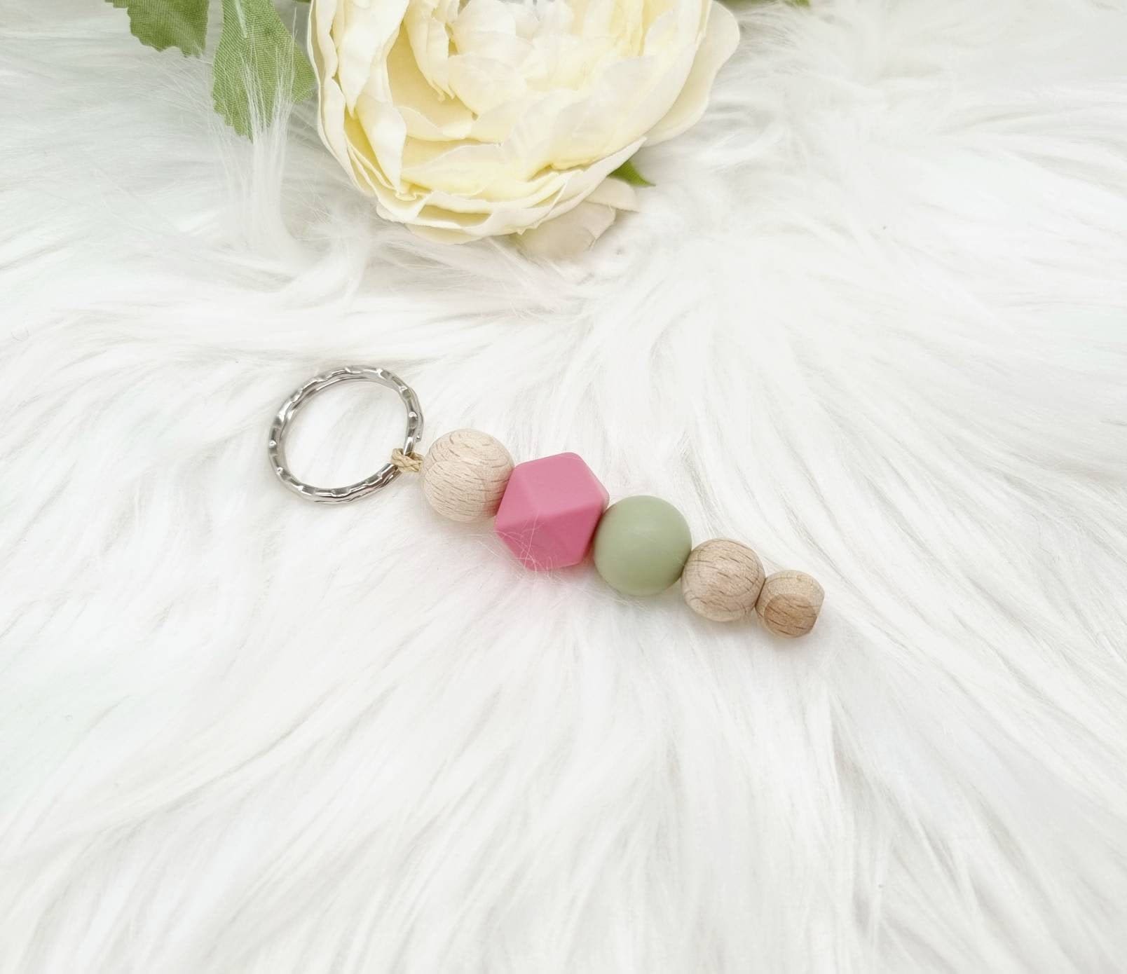 Schlüsselanhänger Silikon Hexagon Taschenbaumler Geschenk Lintgrün Oliv von Geschenkelaedchen