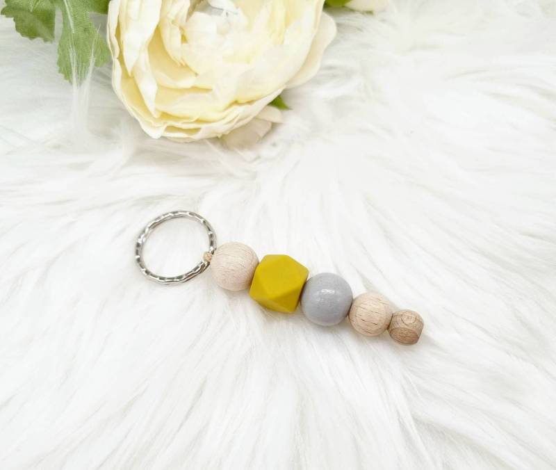 Schlüsselanhänger Silikon Hexagon Taschenbaumler Geschenk Senfgelb von Geschenkelaedchen