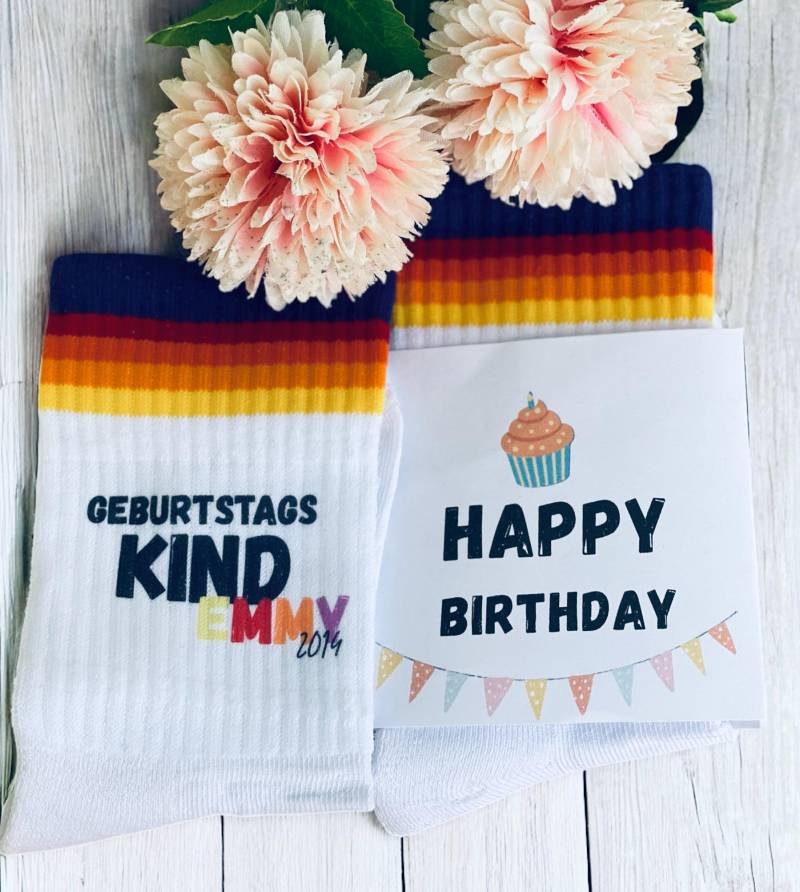 Personalisierte Geburtstagssocken Regenbogen - Mit Name & Geburtsjahr -Für Kinder Und Erwachsene Geburtstagsgeschenk, Statement Socken von Geschenkezauber2Shop