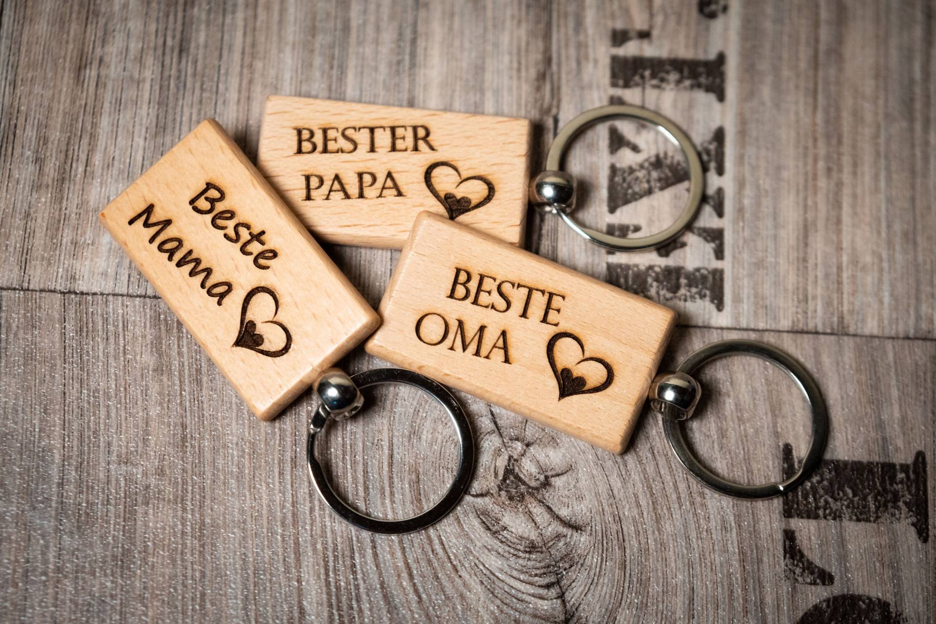 Schlüsselhänger Aus Buchenholz Personalisiert Mit Gravur Und Herz Motiv von GeschenkideenSULRO