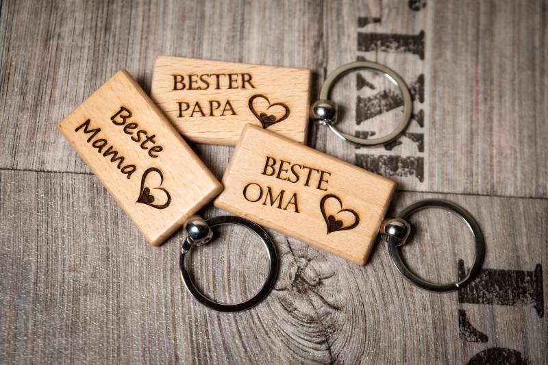 Schlüsselhänger Aus Buchenholz Personalisiert Mit Gravur Und Herz Motiv Schlüsselhänger Aus Buchenholz Personalisiert Mit Gravur Und Herz Motiv von GeschenkideenSULRO