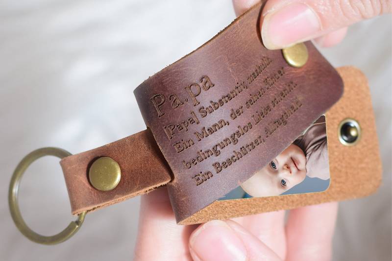 Leder Schlüsselanhänger Als Geschenk Für Papa Zum Geburtstag Mit Lieblingsmotiv | Weihnachtsgeschenk Personalisiert von GeschenkmeisterShop