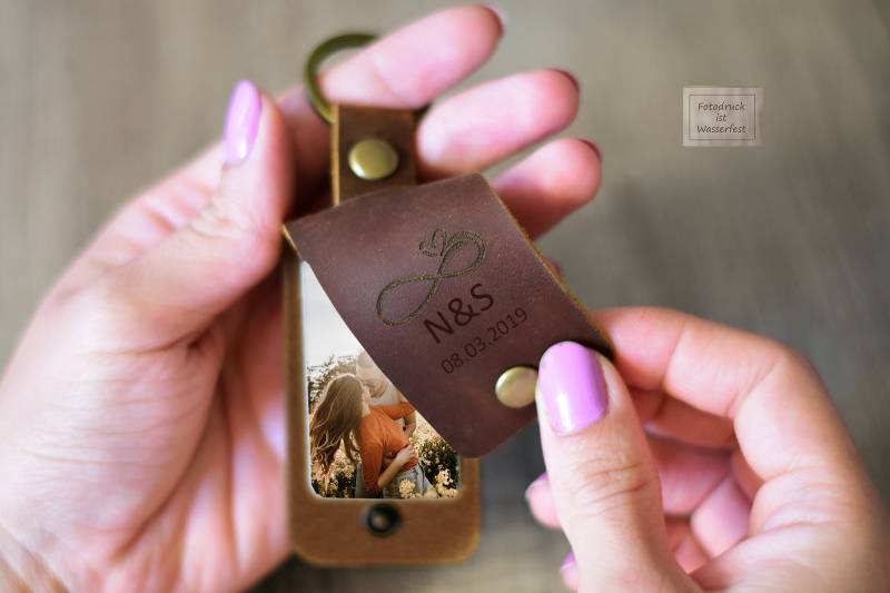 Liebe Geschenk Mann Hochzeitstag Leder Schlüsselanhänger Personalisiert Mit Foto Und Text | Jahrestag Für Ihn Ehemann Liebe Geschenk Mann Hochzeitstag Leder Schlüsselanhänger Personalisiert Mit Foto Und Text | Jahrestag Für Ihn Ehemann von GeschenkmeisterShop