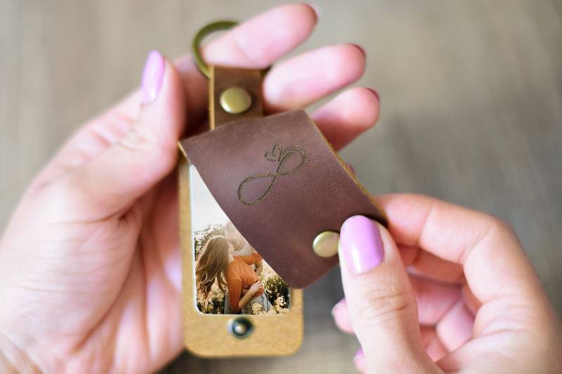 Personalisierter Leder Schlüsselanhänger Mit Unendlichzeichen Und Foto von GeschenkmeisterShop