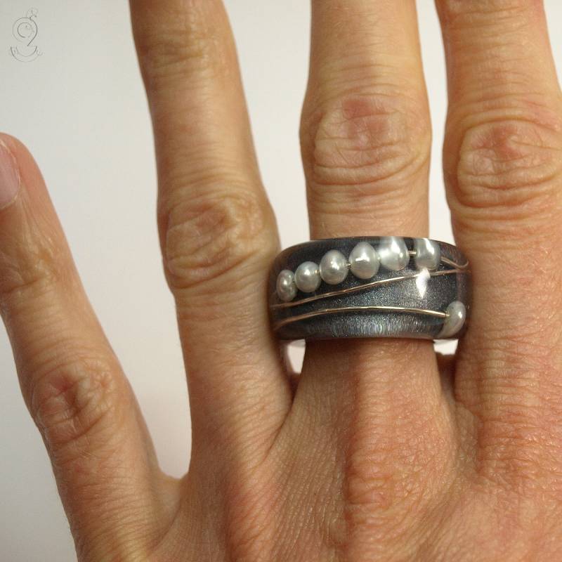 Abstrakter Perlen-Ring "Rundblick" Aus Epoxidharz Mit Echten Weißen Perlen Und Draht Auf Anthrazitfarbenem Ring Von Geschmeide Unter Teck von GeschmeideUnterTeck