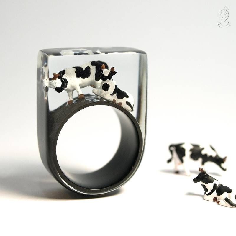 Ungewöhnlicher Kuh-Ring Almfriede - Mit Zwei Schwarz-Weißen Miniatur-Kühen Auf Schwarzem Ring in Epoxidharz Von Geschmeide Unter Teck von GeschmeideUnterTeck