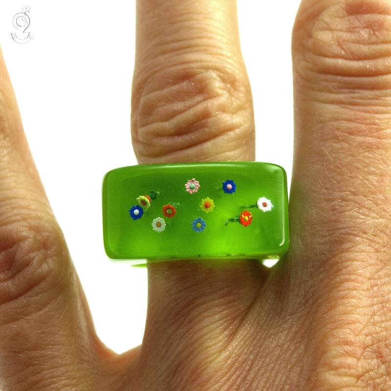 Sommerlicher Farbenfroher Blumen-Ring Mit Bunten Kunststoff Mini-Blumen Auf Knallgrünem Ring in Gießharz Für Alle Gartenliebhaber von GeschmeideUnterTeck