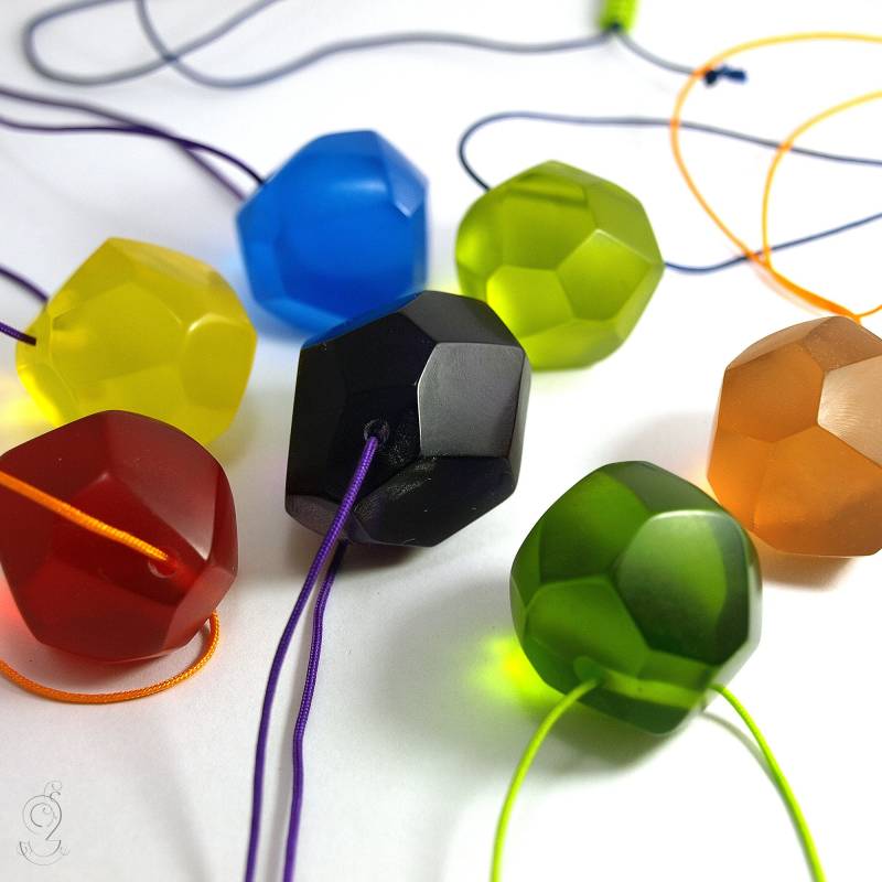 Bunter Nugget - Unregelmäßig Facettierter Anhänger Aus Gießharz Und Einer Fallschirmschnur Mit Flexibler Länge von GeschmeideUnterTeck