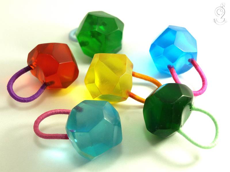 Bunter Nugget - Unregelmäßig Facettierter Ring Aus Epoxidharz Mit Gummiband Passend Für Jeden Finger Von Geschmeide Unter Teck von GeschmeideUnterTeck