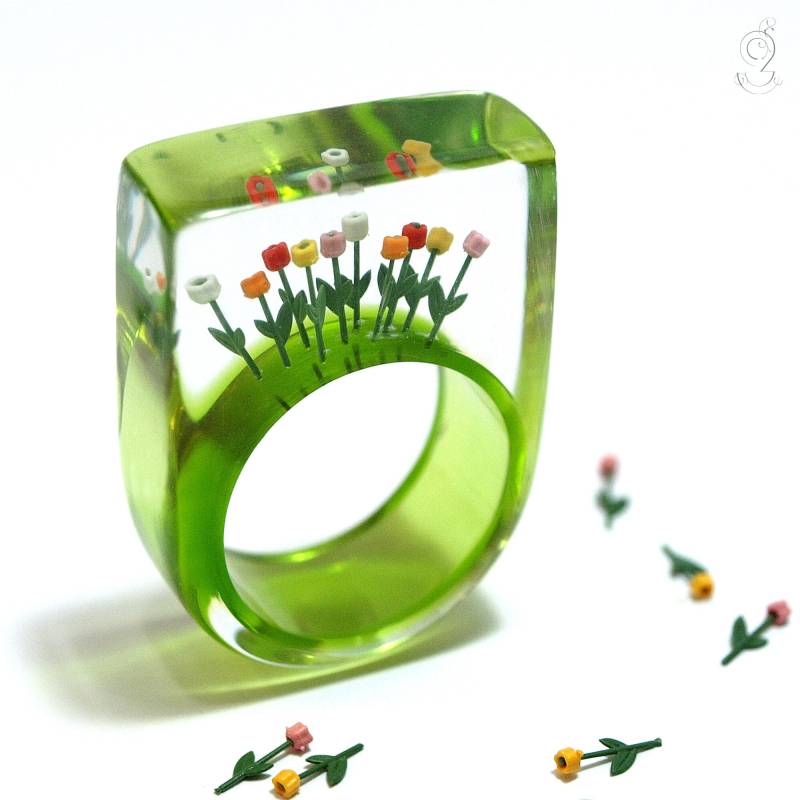 Frühlingshafter Blumen-Ring Tulpen Aus Amsterdam Mit Bunten Auf Grünem Ring in Gießharz Von Geschmeide Unter Teck von GeschmeideUnterTeck