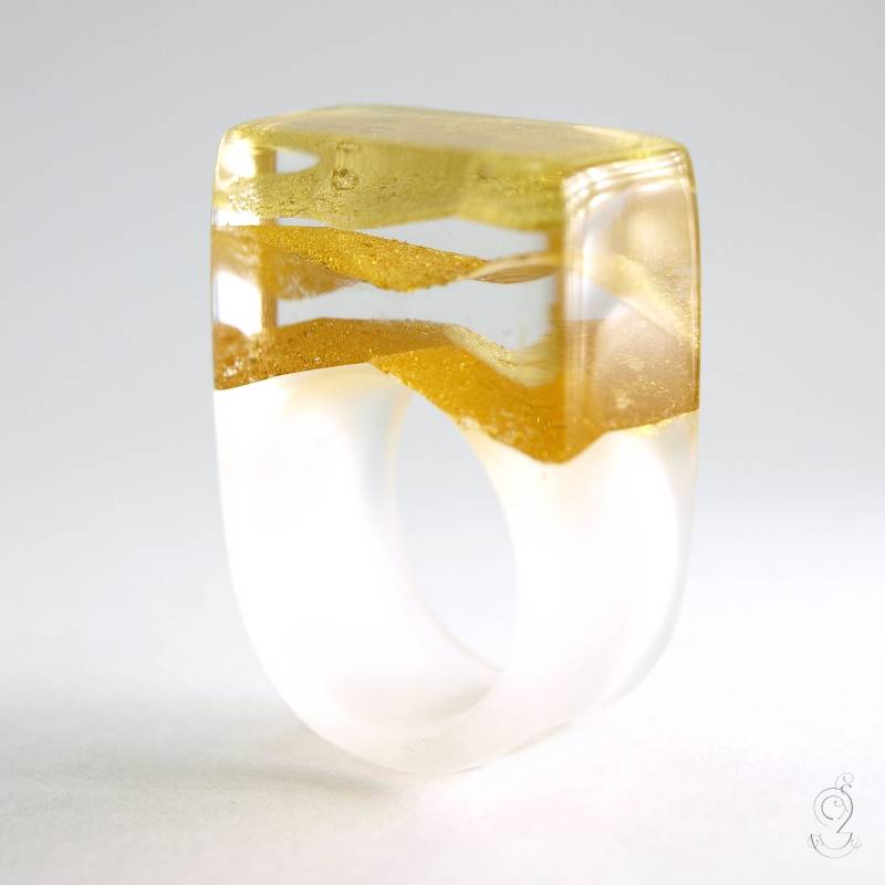 Gold-Ebenen - Abstrakter Epoxidharz Ring Mit Drei Kantigen Blattgold-Ebenen Auf Transluzent Weißem Von Geschmeide Unter Teck von GeschmeideUnterTeck
