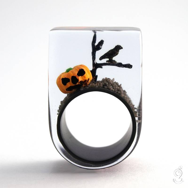 Halloween - Gruseliger Kürbis-Ring Mit Einem Orangen Kunststoff Mini-Kürbis, Ast Und Schwarzer Krähe Auf Schwarzen Ring in Epoxidharz von GeschmeideUnterTeck