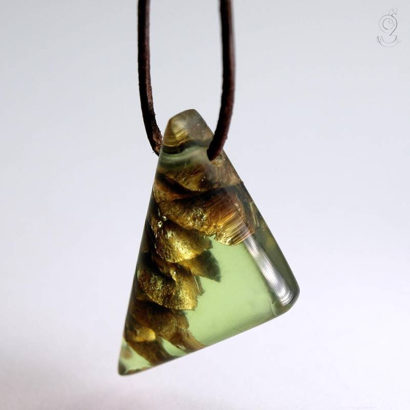 Holz Und Harz - Einzigartiger Anhänger "Zapfenstreich" Mit Einem Braunen Tannenzapfen in Grünem Gießharz Dunkelbraunen Lederband von GeschmeideUnterTeck