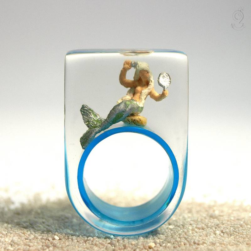 Meerjungfrauen-Ring "Meeresbrise" - Märchenhafter Nixen-Ring Mit Einer Kleinen Meerjungfrau Auf Hellblauem Ring in Gießharz von GeschmeideUnterTeck