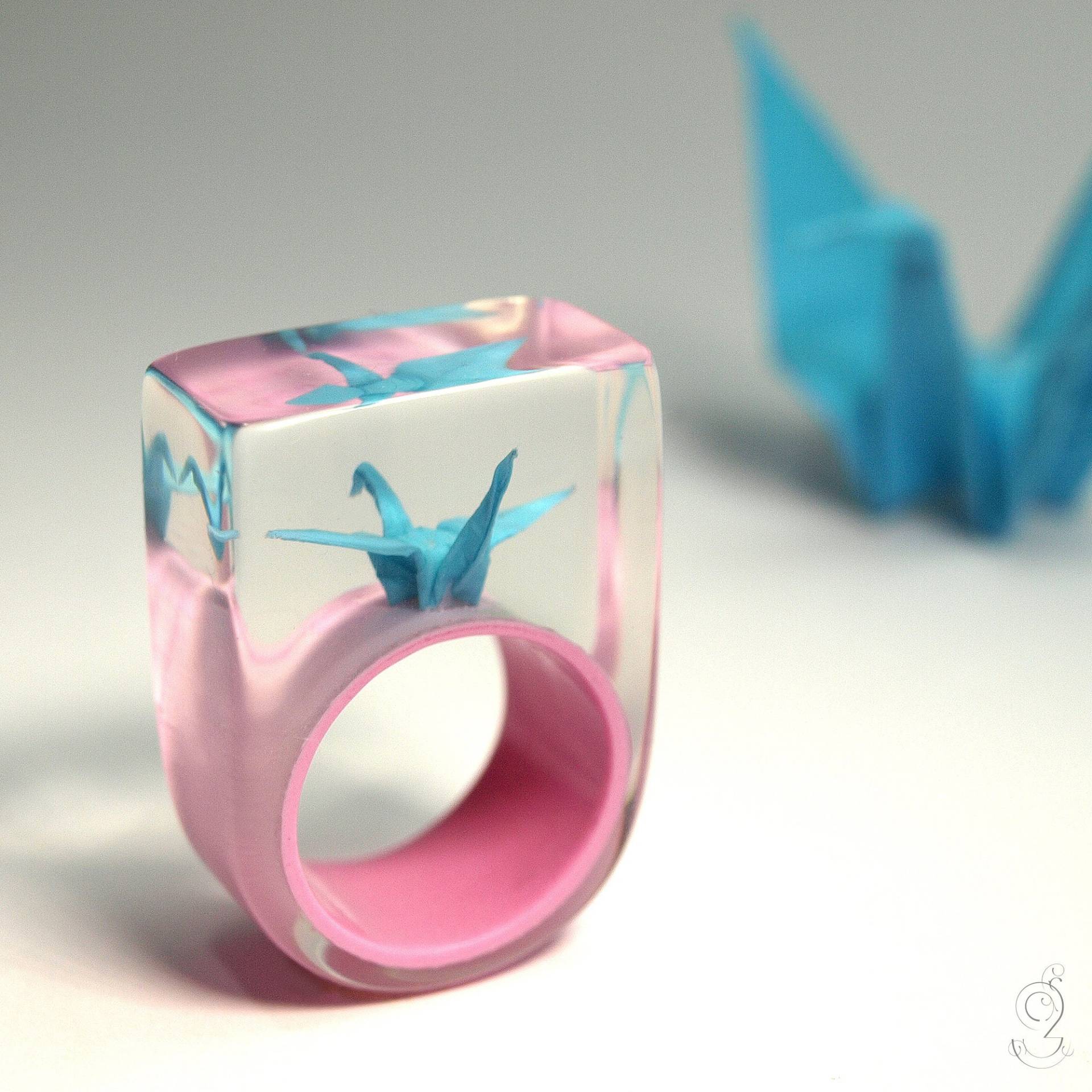 Origami-Kranich-Ring - Flatterndes Glück Mit Selbst Gefaltetem Mini-Kranich Aus Buntem Papier Und Ring in Gießharz von GeschmeideUnterTeck