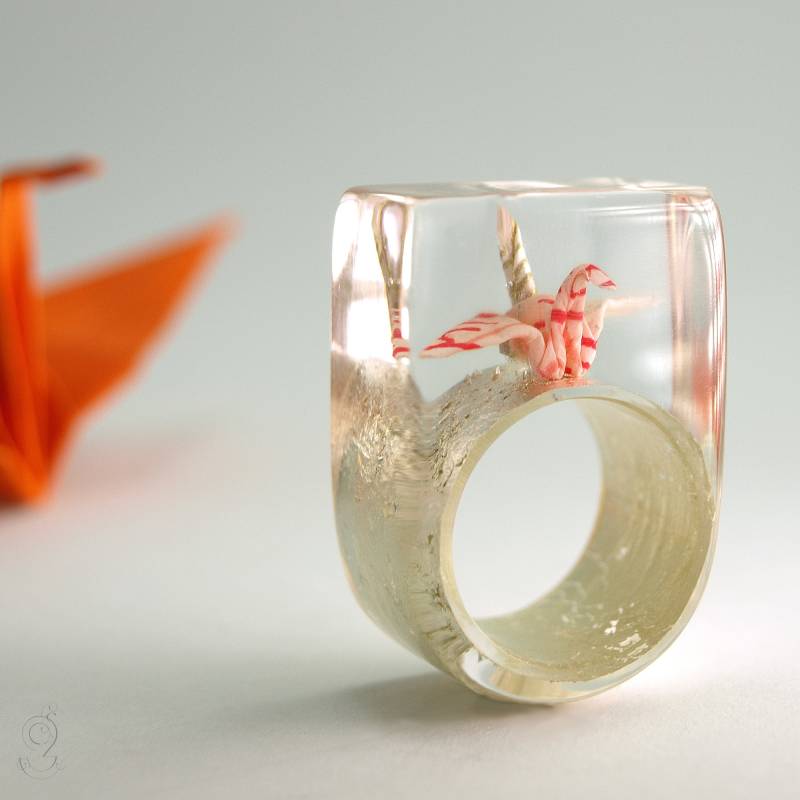 Origami-Kranich Ring - Flatterndes Glück Mit Selbst Gefalteten Mini-Kranich Aus Buntem Papier Auf Blattweißgold Oder -Gold in Epoxidharz von GeschmeideUnterTeck