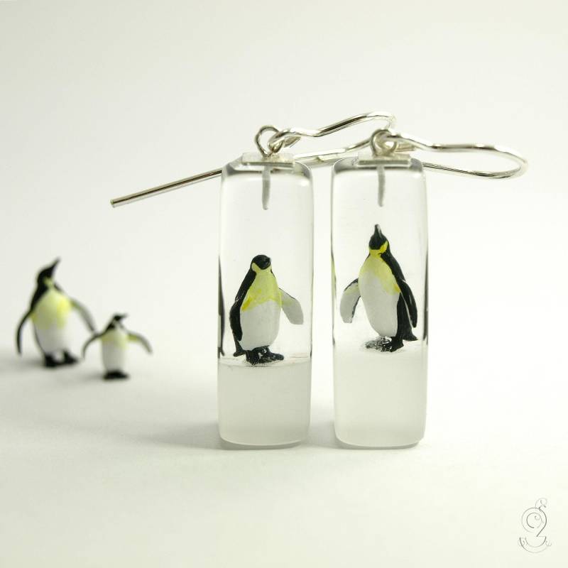 Pinguin-Ohrringe "Polarkönig" Mit Zwei Stattlichen Königspinguinen Auf Weiß-Gefrostetem Boden in Gießharz Und Fischhaken Aus Sterlingsilber von GeschmeideUnterTeck