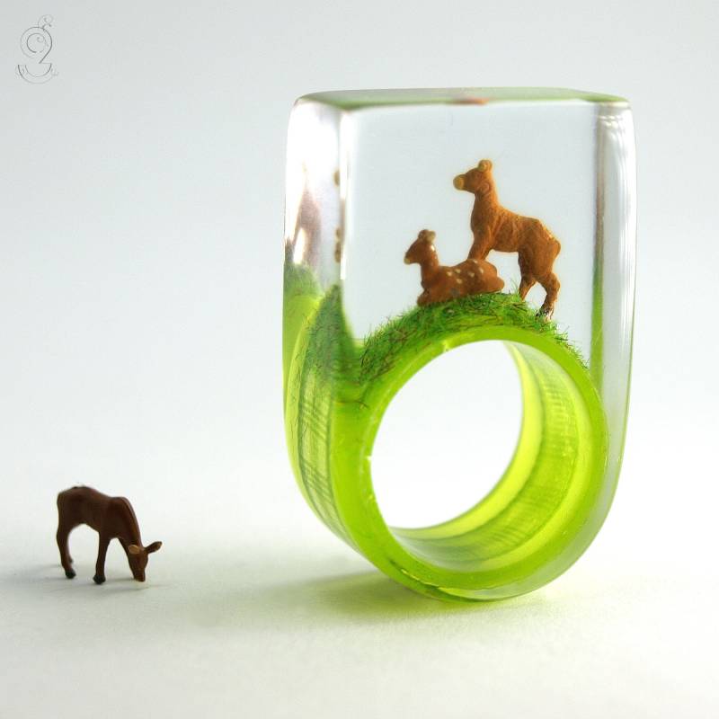Rehe-Ring "Waldesruh" - Mit Zwei Braunen Miniatur-Rehen Auf Grün-Weiß Kariertem Ring Und Frühlingsgras in Gießharz Von Geschmeide Unter Teck von GeschmeideUnterTeck