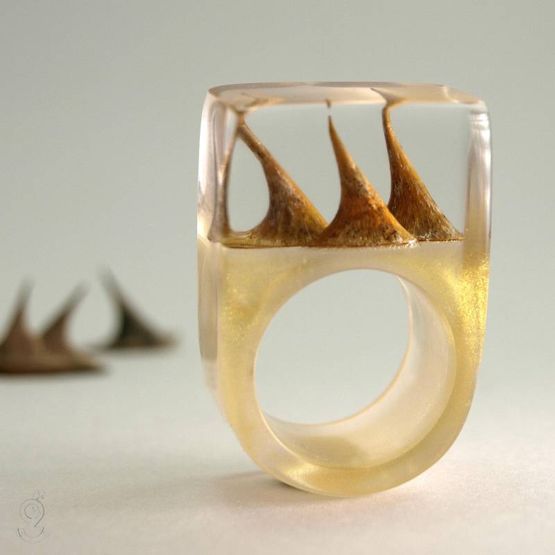 Rosendornen-Ring - Einzigartiger Epoxidharz-Ring Mit Drei Echten Hellbraunen Rosendornen Auf Aurumfarbenen Boden Von Geschmeide Unter Teck von GeschmeideUnterTeck