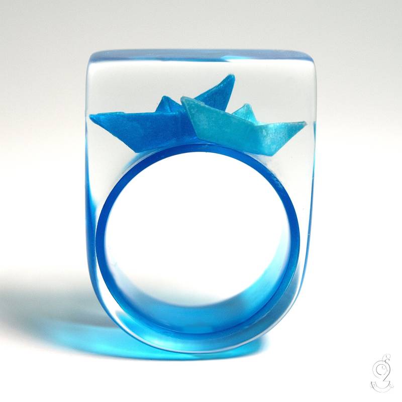 Maritimer Boote-Ring "Schiff Ahoi" Mit Selbst Gefalteten Mini-Booten Aus Hellbauem Und Blauem Papier Auf Ring in Epoxidharz von GeschmeideUnterTeck
