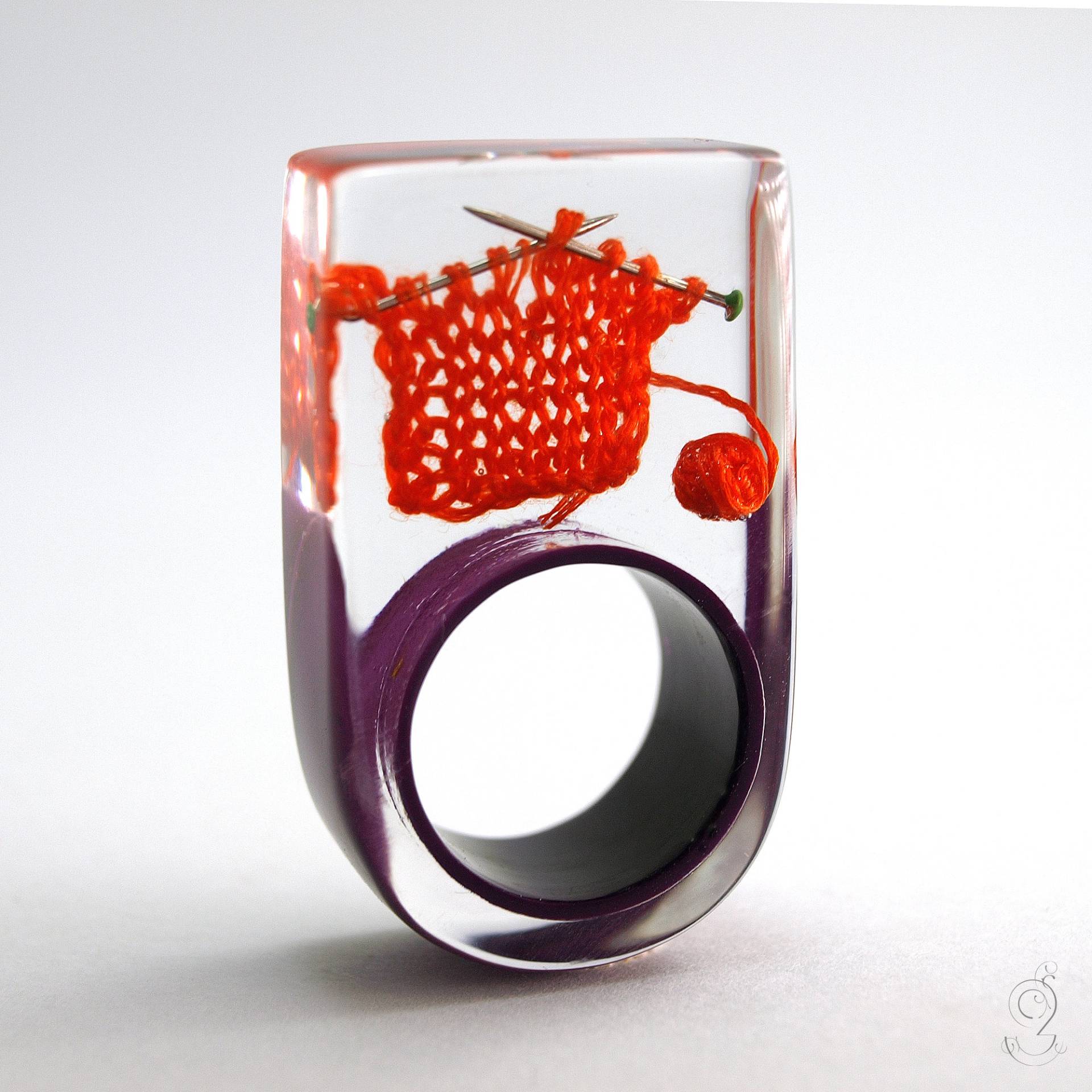 Ring Strickzeug - Außergewöhnlicher Strick-Ring Mit Orange-Rot Gestrickter Wolle Und Stricknadeln Auf Lila in Epoxidharz Ring Strickzeug - Außergewöhnlicher Strick-Ring Mit Orange-Rot Gestrickter Wolle Und Stricknadeln Auf Lila in Epoxidharz von GeschmeideUnterTeck