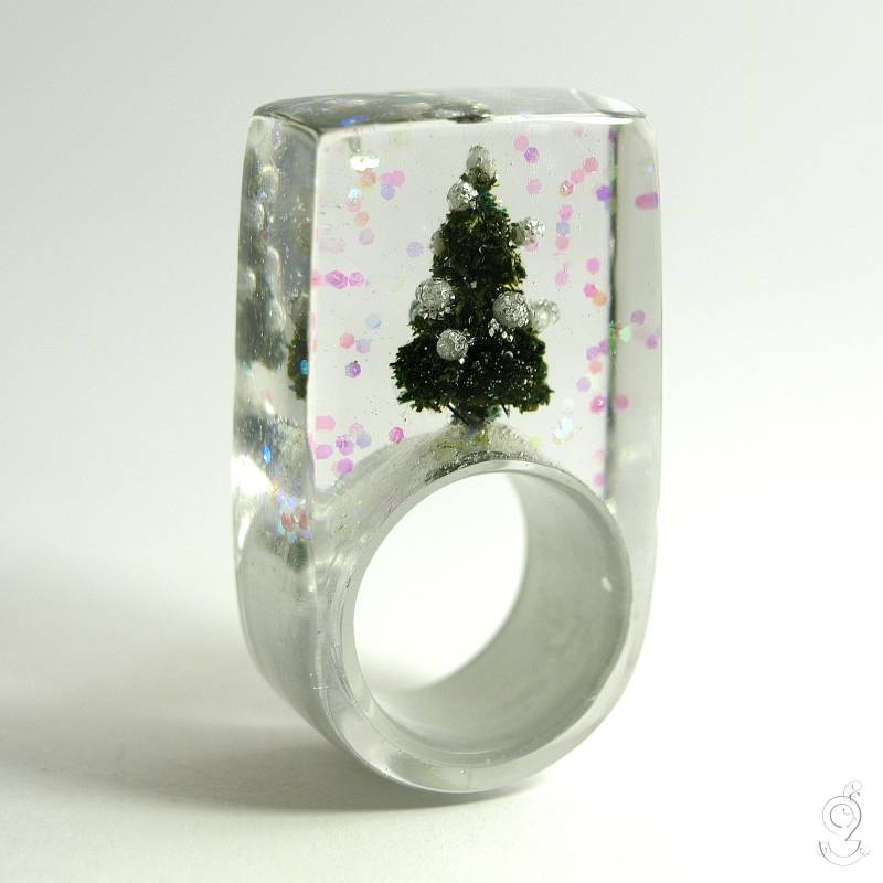 Weihnachtsbaum Ring - Schöne Bescherung Funkelnder Mit Einem Geschmückten Tannenbaum in Gießharz Von Geschmeide Unter Teck Weihnachtsbaum Ring - Schöne Bescherung Funkelnder Mit Einem Geschmückten Tannenbaum in Gießharz Von Geschmeide Unter Teck von GeschmeideUnterTeck