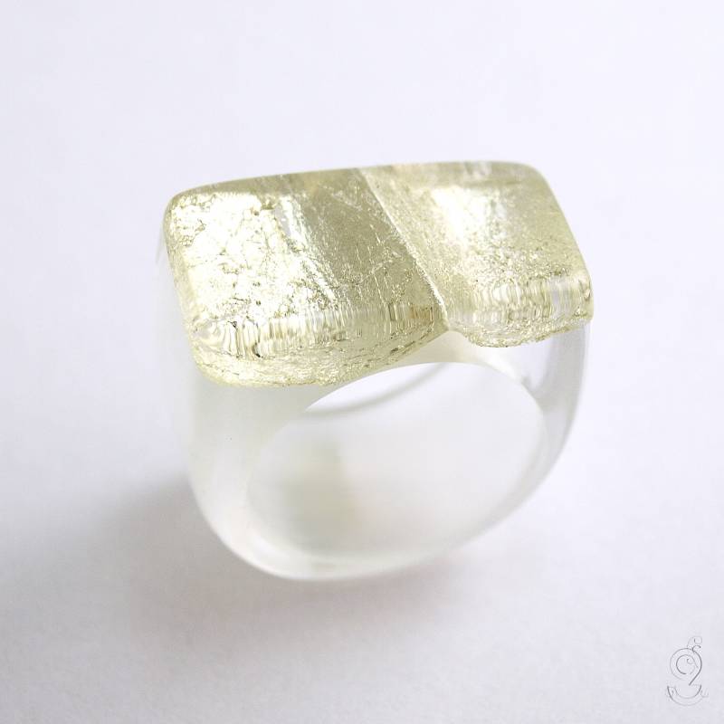 Weißgold-Ebene - Abstrakter Epoxidharz Ring Mit Einer Kantigen Blattweißgold-Ebene Auf Transluzentem Weißen Von Geschmeide Unter Teck von GeschmeideUnterTeck