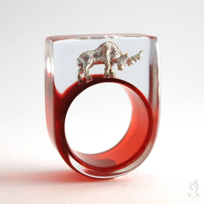 Witziger Hirsch-Ring "Waldesruh" Mit Einem Silbernen Hirsch Auf Rotem Ring in Epoxidharz Für Kampflustige Von Geschmeide Unter Teck von GeschmeideUnterTeck