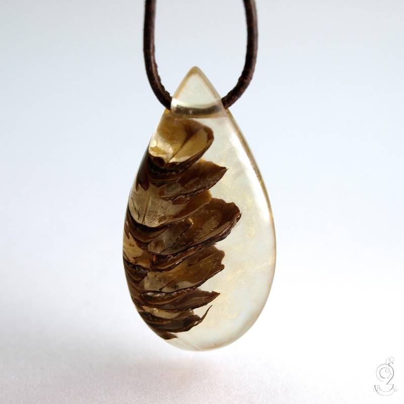 Kiefernzapfen-Anhänger Zapfenstreich Mit Einem Echten Braunen Kiefernzapfen in Orangem/Beigem Gießharz Und Dunkelbraunem Lederband von GeschmeideUnterTeck