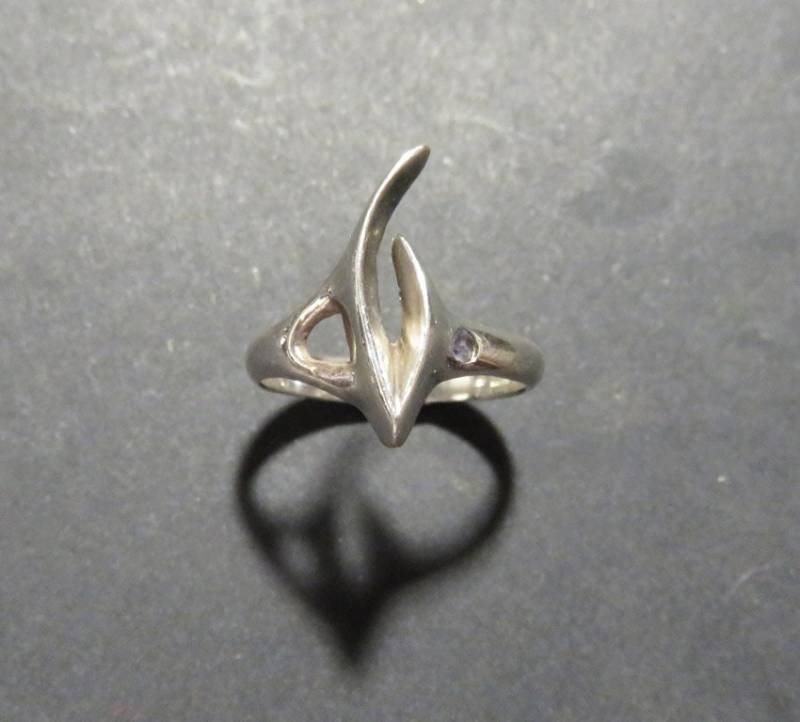 Silber Klauenring Mit Iolith - Sterling Handgeschnitzter Abstrakter Ring Einem Stein Ihrer Wahl von GeshaR