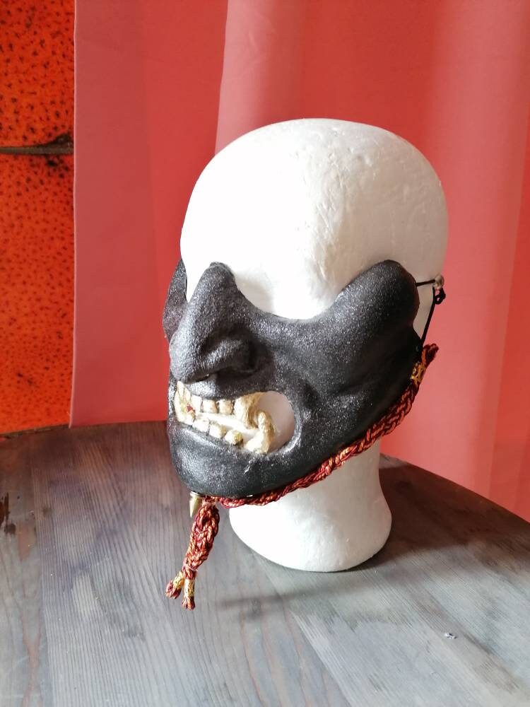 Herren Halbmaske Samurai Schwarz-Silber Herren Halbmaske Samurai Schwarz-Silber von Gestaltwechsel