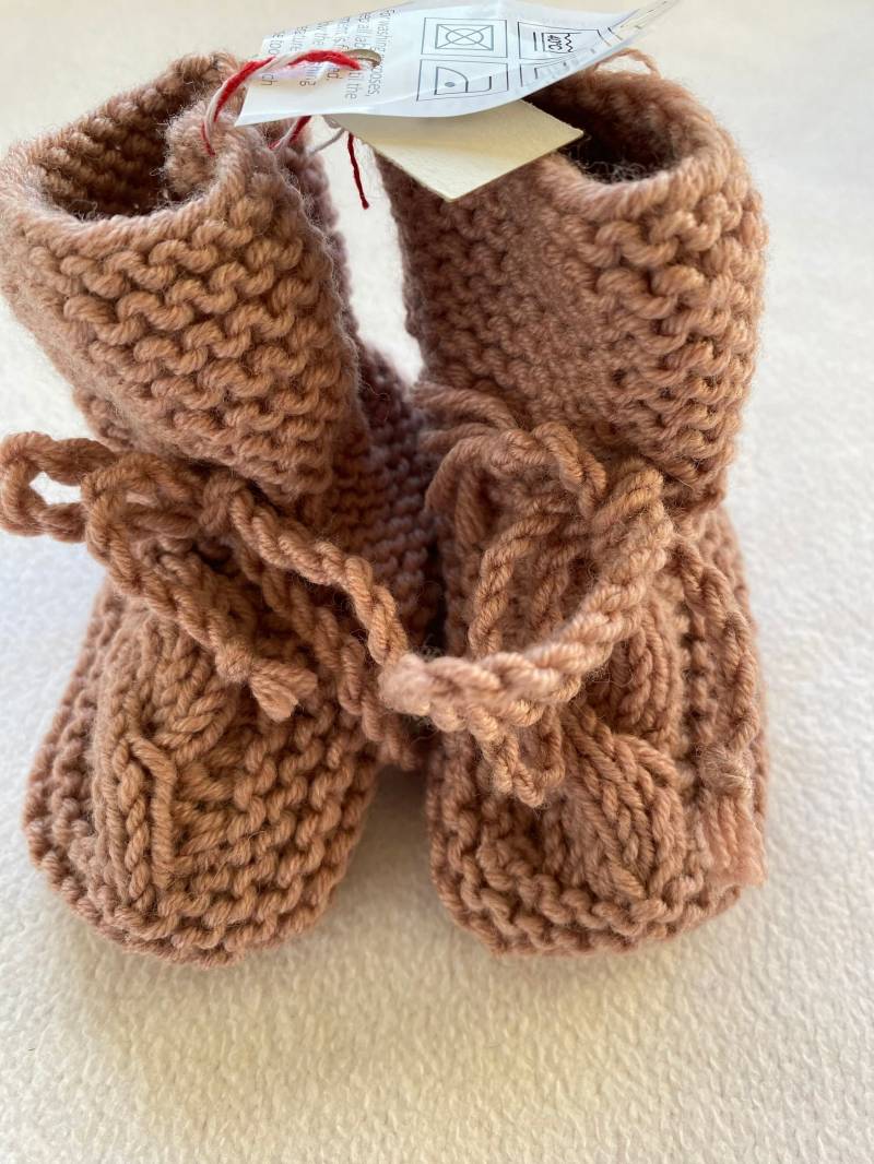 Babyschühchen in Blush Aus Reiner Merinowolle Handgestrickt von Gestricktes