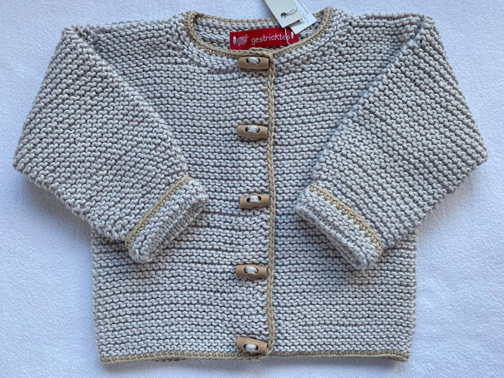 Babystrickjacke Gr. 74/80 in Beige Mit Dunkelbeige Rand Aus Reiner Baumwolle Kraus Rechts Handgestrickt von Gestricktes