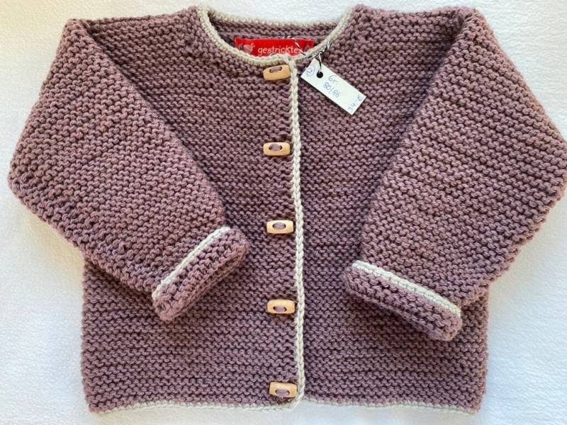 Gr.80/86 Babystrickjacke in Mauve Mit Beigem Rand Aus Strapazierfähiger Wolle Kraus Rechts Handgestrickt von Gestricktes