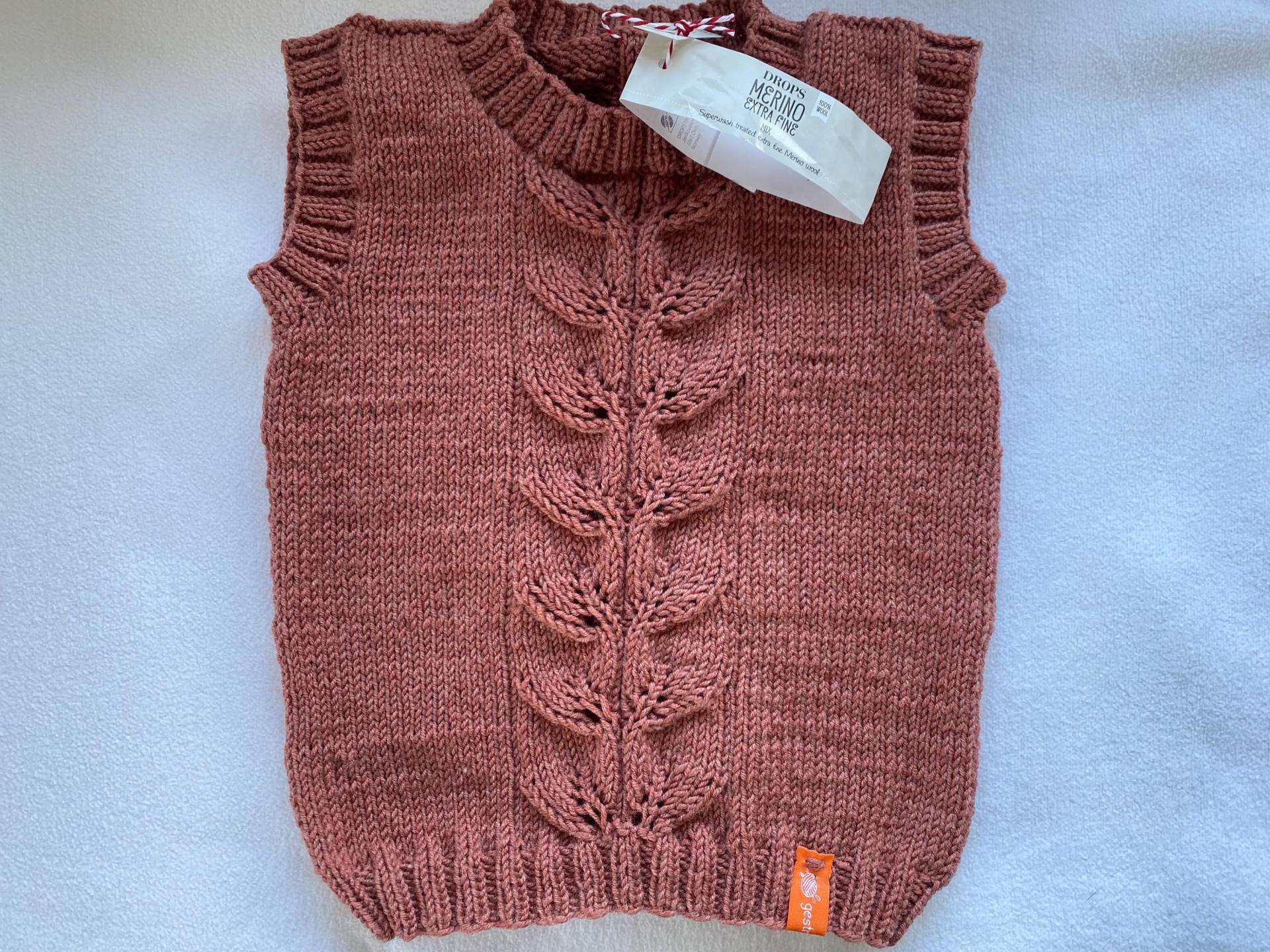 Gr.92/98 Pullunder in Der Farbe Englischrose Aus Reiner Merinowolle Mit Blattmuster Handgestrickt von Gestricktes