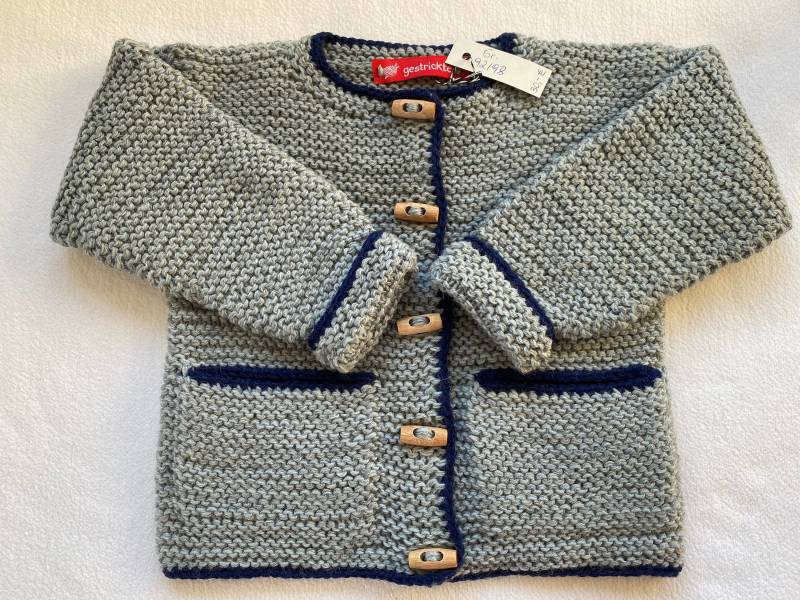 Kinderjacke Gr. 92/98 in Grau Mit Blauem Rand Aus Strapazierfähiger Wolle Kraus Rechts Handgestrickt von Gestricktes