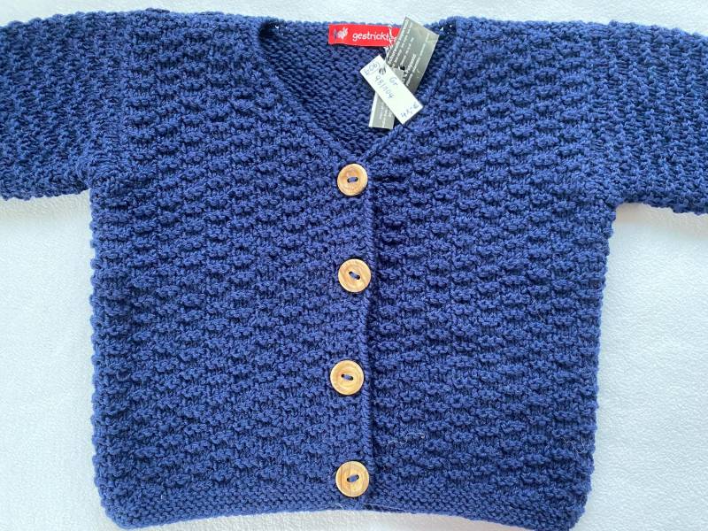 Kinderstrickjacke Mit V-Ausschnitt Gr. 98/104 in Dunkelblau Aus Strapazierfähiger Wolle Im Strukturmuster Handgestrickt Kinderstrickjacke Mit V-Ausschnitt Gr. 98/104 in Dunkelblau Aus Strapazierfähiger Wolle Im Strukturmuster Handgestrickt von Gestricktes