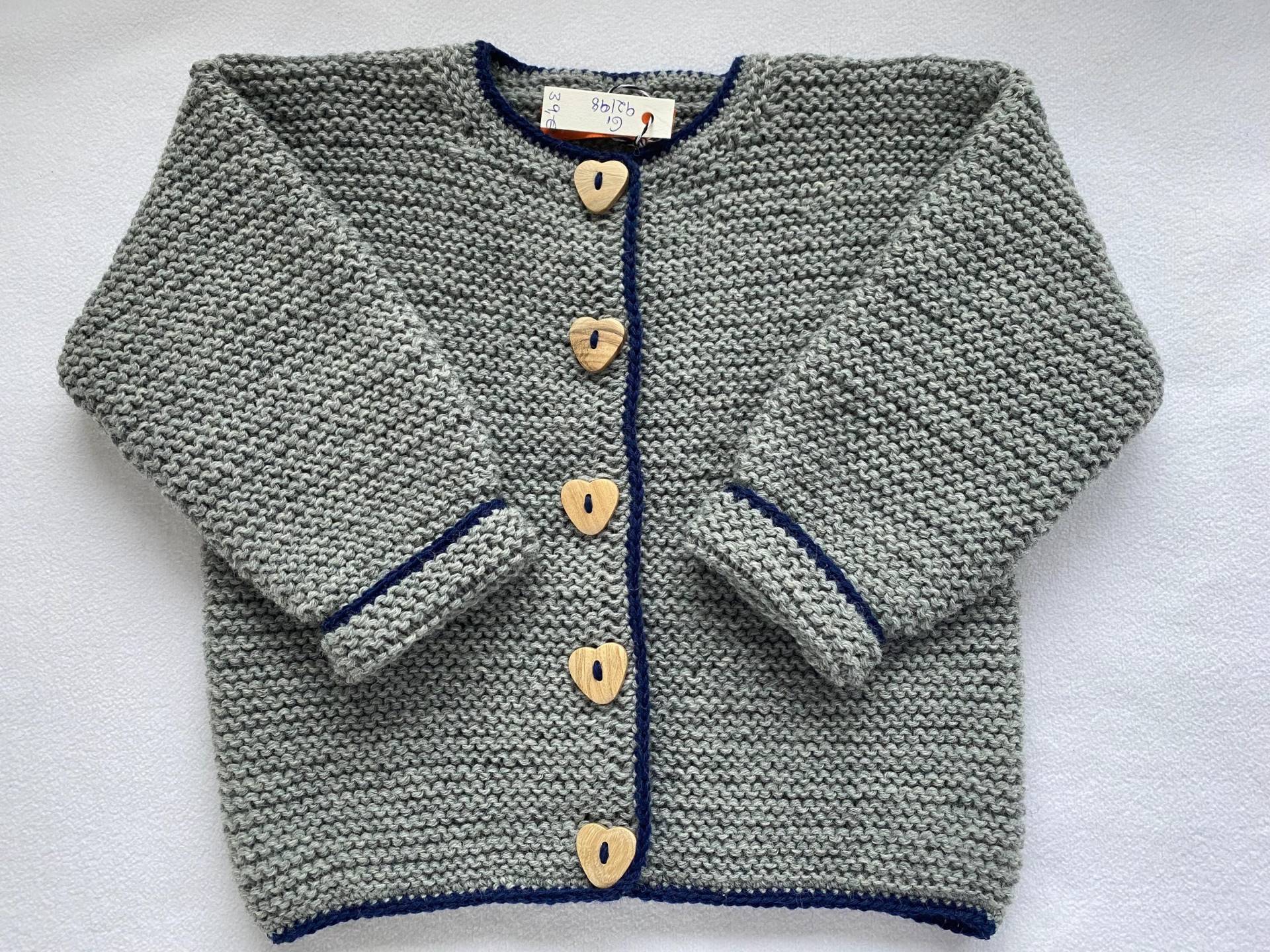 Strickjacke Gr. 92/98 in Grau Mit Blauem Rand Im Trachtenstil Aus Strapazierfähiger Wolle Kraus Rechts Handgestrickt von Gestricktes