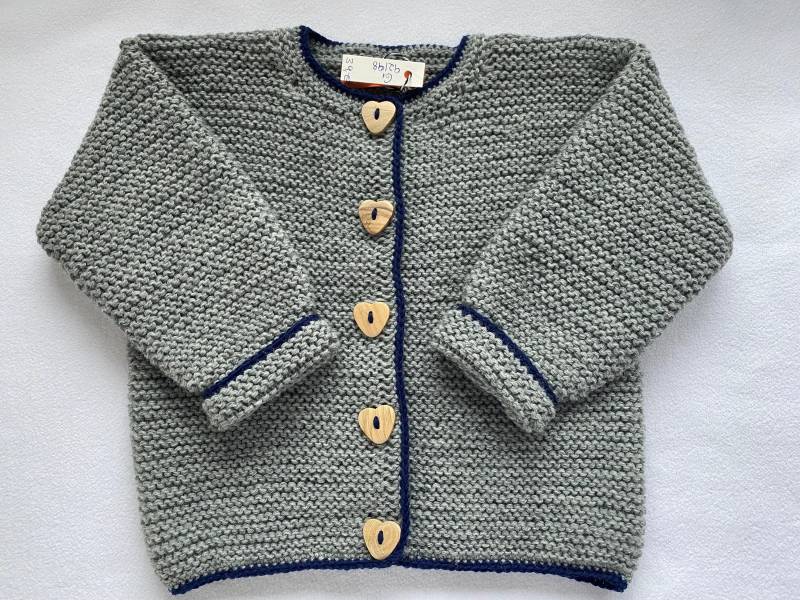 Strickjacke Gr. 92/98 in Grau Mit Blauem Rand Im Trachtenstil Aus Strapazierfähiger Wolle Kraus Rechts Handgestrickt von Gestricktes
