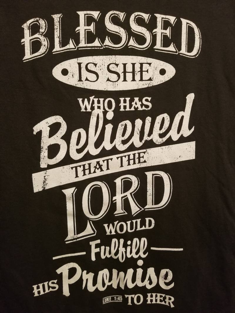 Gesegnet Ist Sie, Die Geglaubt Hat, Dass Der Herr Sein Versprechen Erfüllen Würde Luke Inspirational Motivational Faith Christian Pray T-Shirt von GetChoTeeOnTShirts