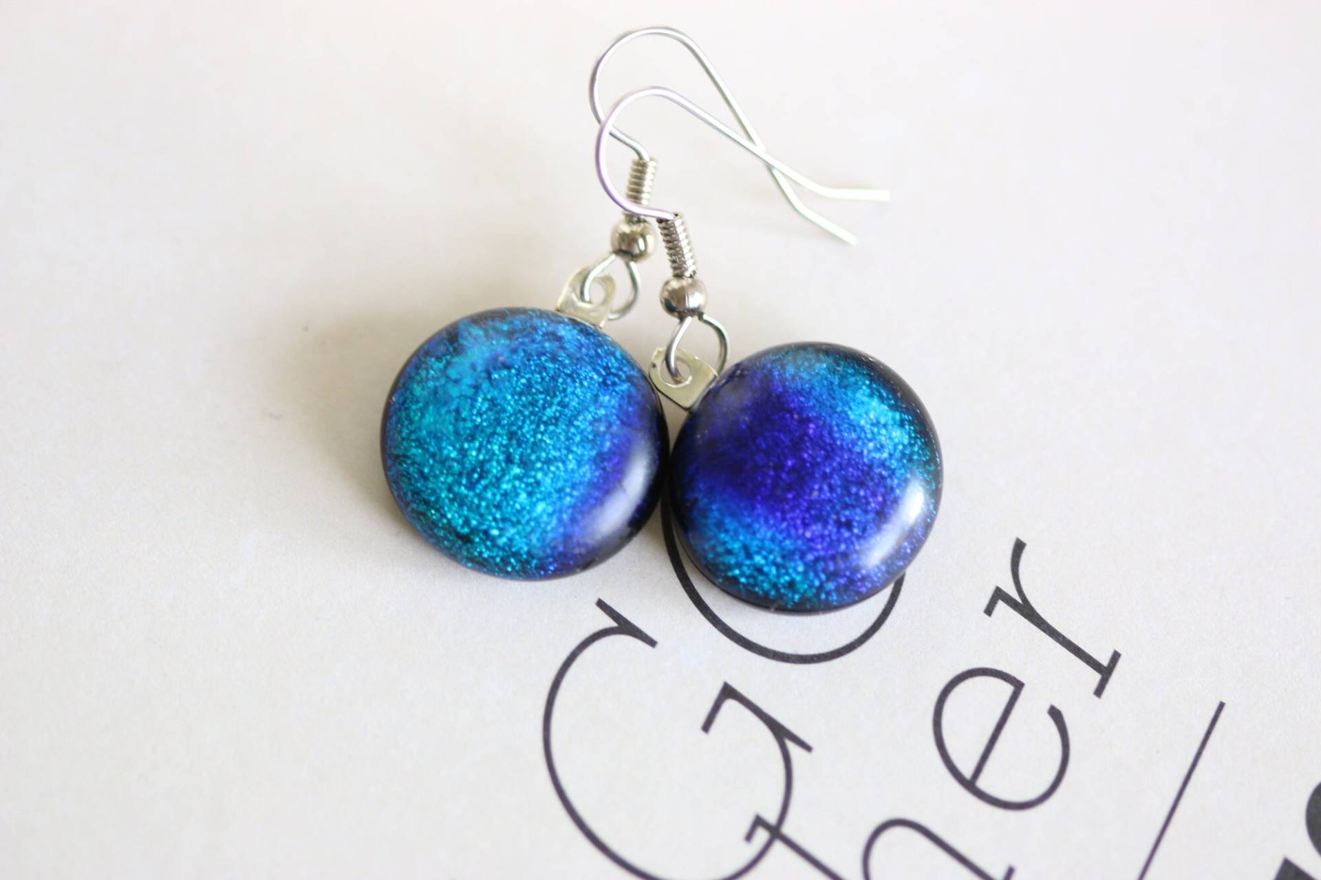 Blau Und Aqua Dichroic Geschmolzene Glas Ohrringe Drop Baumeln Ohrringe Blau Und Aqua Dichroic Geschmolzene Glas Ohrringe Drop Baumeln Ohrringe von GetGlassy