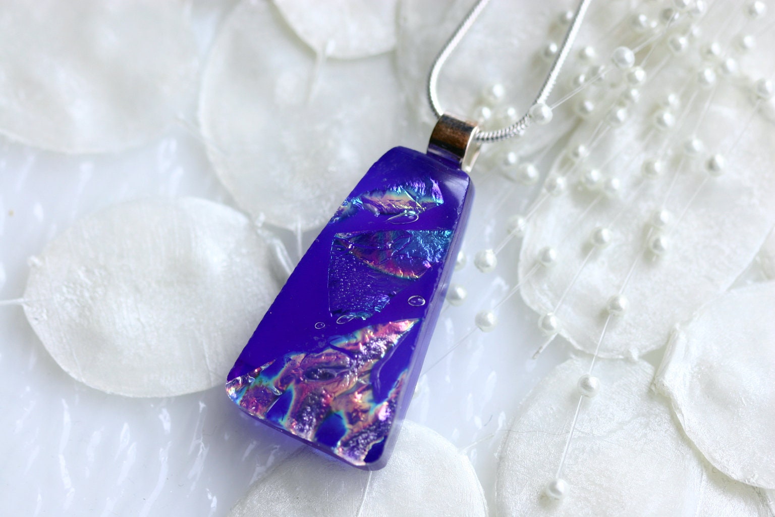 Blaue Dichroic Halskette Aus Geschmolzenem Glas Von Getglassy 01026 Blaue Dichroic Halskette Aus Geschmolzenem Glas Von Getglassy 01026 von GetGlassy