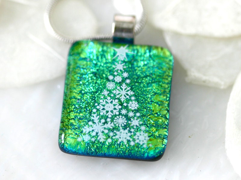 Grüner Weihnachtsbaum Dichroic Glas Anhänger 1050 Grüner Weihnachtsbaum Dichroic Glas Anhänger 1050 von GetGlassy