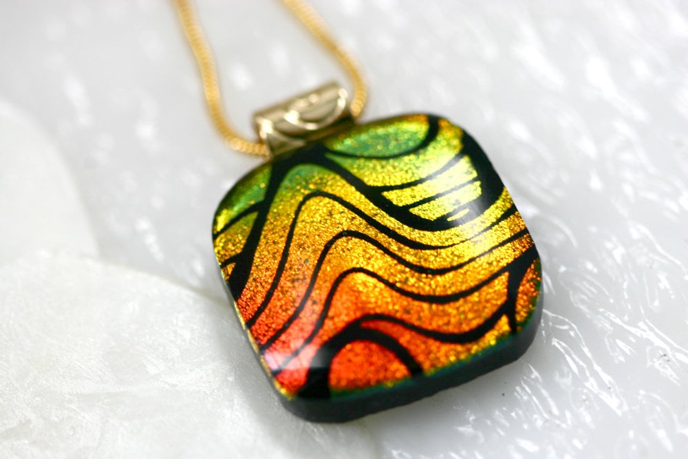 Hot Swirl Dichroic Glas Anhänger Halskette Schmuck Von Getglassy 01042 Hot Swirl Dichroic Glas Anhänger Halskette Schmuck Von Getglassy 01042 von GetGlassy