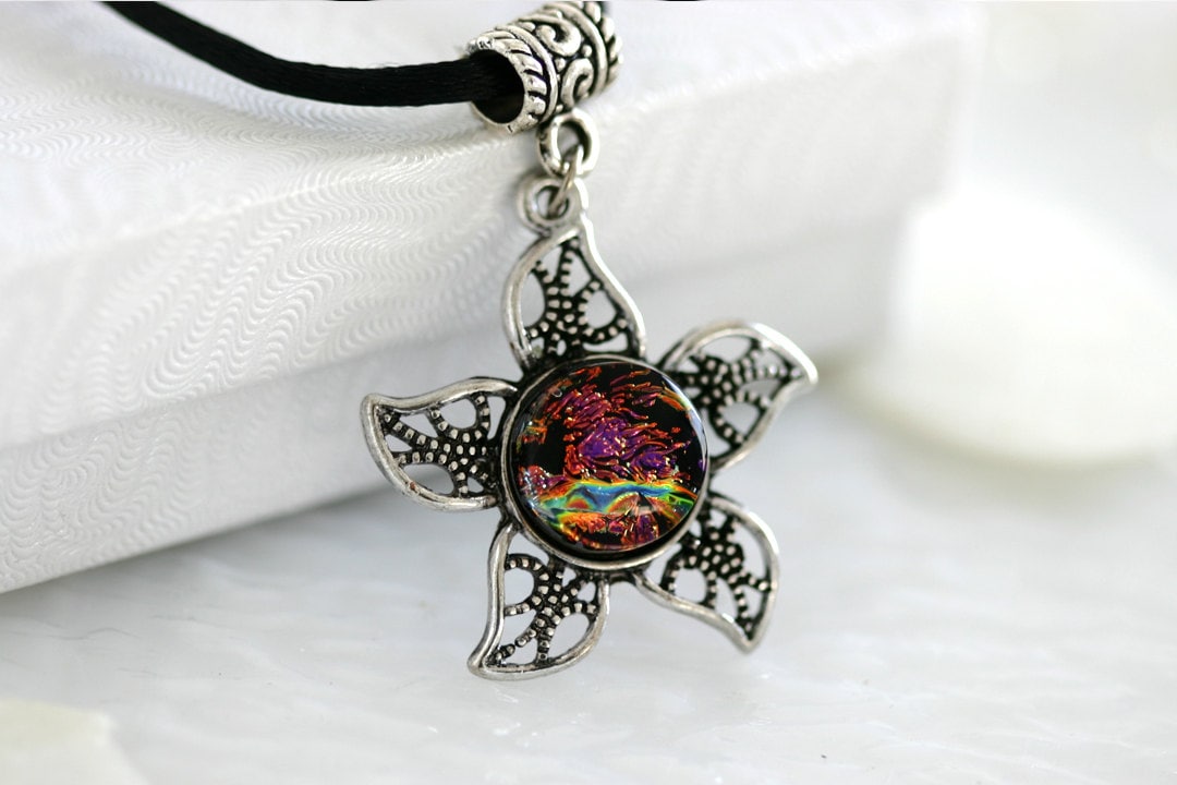 Metall Blume Und Dichroic Glas Halskette, Schmuck, Anhänger 01109 Metall Blume Und Dichroic Glas Halskette, Schmuck, Anhänger 01109 von GetGlassy